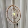Suncatcher met goudkleurige levensboom en twee prismasterren.