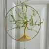 Suncatcher met levensboom met verschillende groene tinten facetkralen en groen zeeglas.