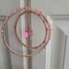 Unieke suncatcher met rozenkwarts en fijn gedraaide levensboom.
