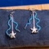 Zeester oorbellen - lichtgewicht & handgemaakt met blauwe glaskralen | Ocean Glow collectie