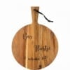 Acacia borrelplank rond Ø29,6 cm – Houten serveerplank met gravure – Cadeau voor bruiloft, jubileum of housewarming – Handgemaakt