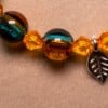 Armband herfst met facetkralen en zilverkleurig blaadje
