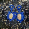 Diepblauw macramé oorbellen met natuurlijke geel steen
