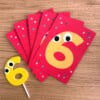 Feestbundel: Nummer 6 Taarttopper + 5 Uitnodigingen – Handgemaakt & Uniek
