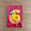 Feestbundel: Nummer 6 Taarttopper + 5 Uitnodigingen – Handgemaakt & Uniek
