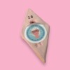 Geel/roze spekkie van keramiek