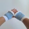 Gehaakte handschoenen - gehaakte vingerloze handschoenen | Lichtblauw en wit