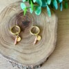Gouden creolen met perzikkleurige facetkralen & bedel – pastel summer must-have