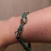 Groene hennep armband met oranje crackle glaskralen