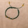 Groene hennep armband met oranje crackle glaskralen
