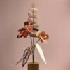 Herfstboeket met houten vaas