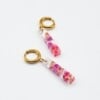 Huggie Hoop Oorbellen met Rechthoekige Hangers Gevuld met Echte Bloemen uit Utrecht (The Blossom Chapter)