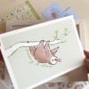 Luiaard Art Print (A5) – Schattige, Eco-vriendelijke Illustratie op Henneppapier