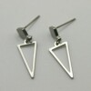 Suspended Triangle : zilveren driehoek oorbellen