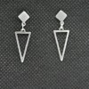 Suspended Triangle : zilveren driehoek oorbellen