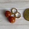 Vergulde oorbellen met pompoentjes van carneool