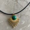 Vintage ketting met leer, goud & groen – RVS bedel