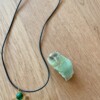Vintage ketting met leer, goud & groen – RVS bedel