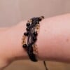 Zwarte macramé-armband met zwarte en transparante kralen met gele kern