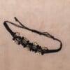 Zwarte macramé-armband met zwarte en transparante kralen met gele kern