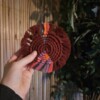 Bordeauxrode macramé onderzetter