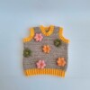 Gehaakt baby vestje | Beige en geel met lichtroze, groene en oranje bloemen