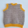 Gehaakt baby vestje | Beige en geel met lichtroze, groene en oranje bloemen