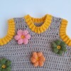 Gehaakt baby vestje | Beige en geel met lichtroze, groene en oranje bloemen