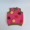 Gehaakt baby vestje | Fuchsia en donkergroen met gele, wijnrode en knalrode bloemen