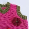 Gehaakt baby vestje | Fuchsia en donkergroen met gele, wijnrode en knalrode bloemen