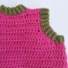 Gehaakt baby vestje | Fuchsia en donkergroen met gele, wijnrode en knalrode bloemen