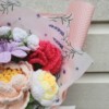 Handgemaakt gehaakte boeket met pioenroos & tulpen – vol kleur en warmte