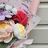 Handgemaakt gehaakte boeket met pioenroos & tulpen – vol kleur en warmte
