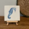 Tegeltje wit - Zeepaardje blauw