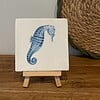 Tegeltje wit - Zeepaardje blauw