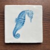 Tegeltje wit - Zeepaardje blauw
