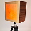 Fineerlamp op een zwarte houten voet