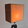 Fineerlamp op een zwarte houten voet