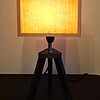 Fineerlamp op een zwarte houten voet