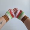 Gehaakte handschoenen - gehaakte vingerloze handschoenen | Karamelbruin, crème, lichtgroen, koraaloranje en lichtroze