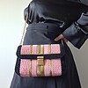 Geweven crossbody tas | Lichtroze, zwart en goud