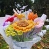 Handgemaakt haakboeket met grote zonnebloem en kleurrijke veldbloemen