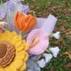 Handgemaakt haakboeket met grote zonnebloem en kleurrijke veldbloemen