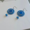Handgemaakte blauwe oorbellen van polymeerklei en kralen | Ronde hanger