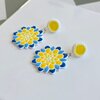 Handgemaakte geel, blauw en witte oorbellen van polymeerklei en kralen | Bloem