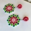 Handgemaakte rood, groen, wit en zilveren oorbellen van polymeerklei en kralen | Bloem