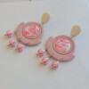 Handgemaakte roze, wit, zilveren oorbellen van polymeerklei en kralen | Marmer