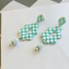 Handgemaakte wit, lichtblauw, mint oorbellen van polymeerklei en kralen | Retro bloem