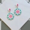 Handgemaakte wit, mint, turquoise en roze oorbellen van polymeerklei en kralen | Bloem