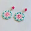 Handgemaakte wit, mint, turquoise en roze oorbellen van polymeerklei en kralen | Bloem